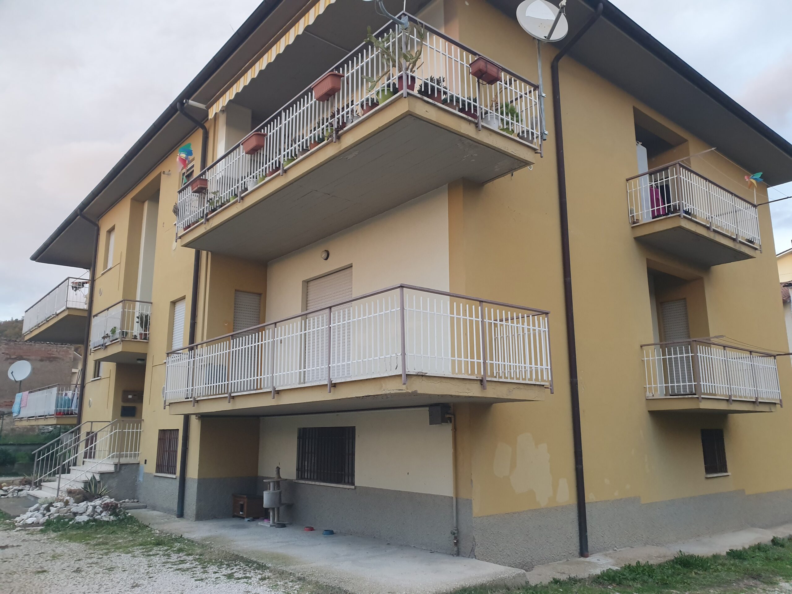 Ampio appartamento con 3 camere e garage – Rieti